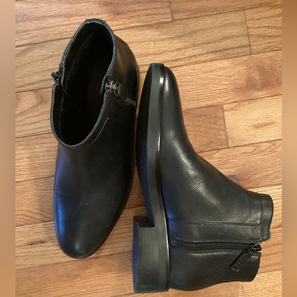 NWT COLE HAAN SOFT BLACK LEATHER RENEE BOOTIE - ZIPPERS ON INNER AND OUTER SIDES - Picture 4 of 10
